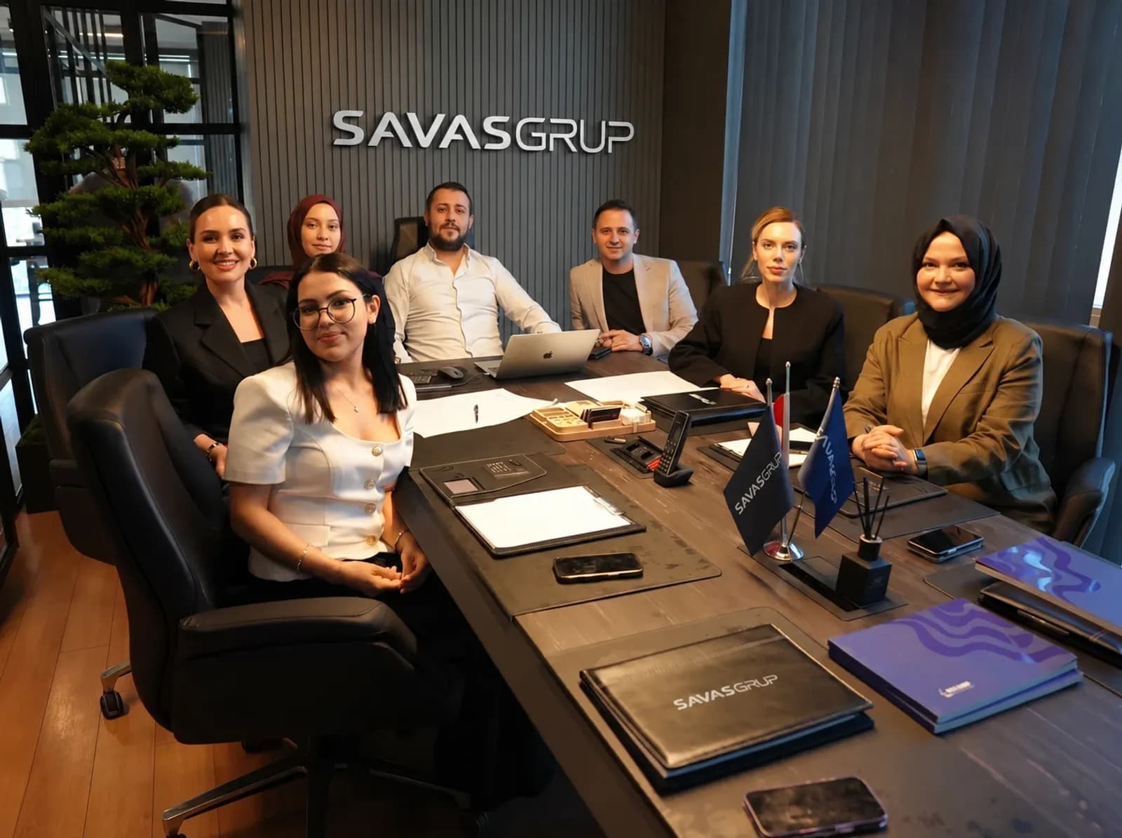 فريق Savaş Grup في المقر الرئيسي بإسطنبول